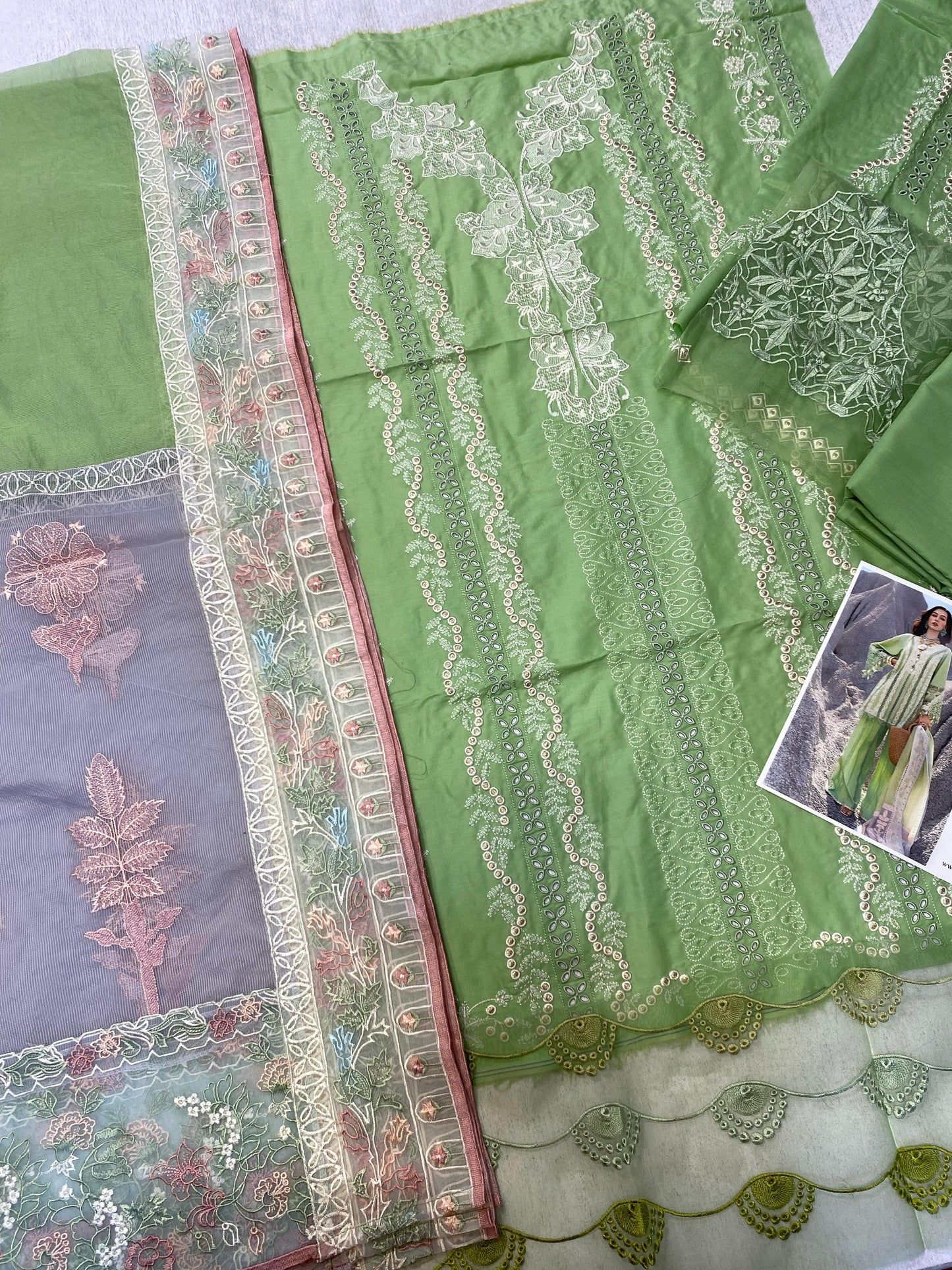 Saira Shakira Embroidered Luxury Lawn Unstitched 3Pc Suit NADINE-A